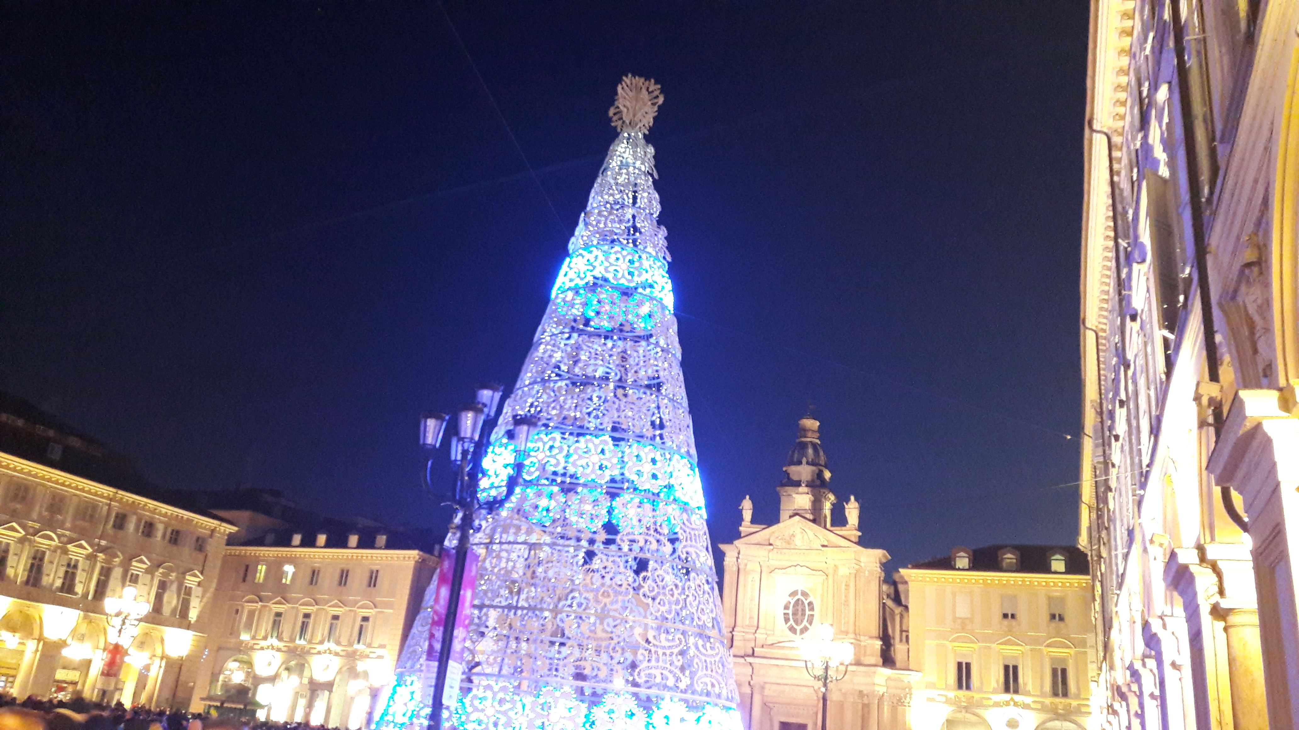 Albero Di Natale A Torino.Natale Magico A Torino Fino Al Capodanno In Piazza Castello Ieri Oggi Domani