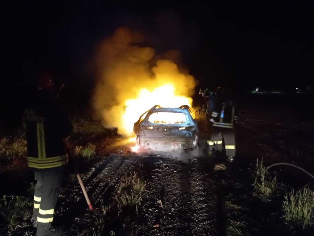 auto incendiata vigili del fuoc