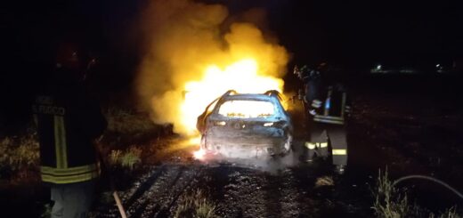 auto incendiata vigili del fuoc