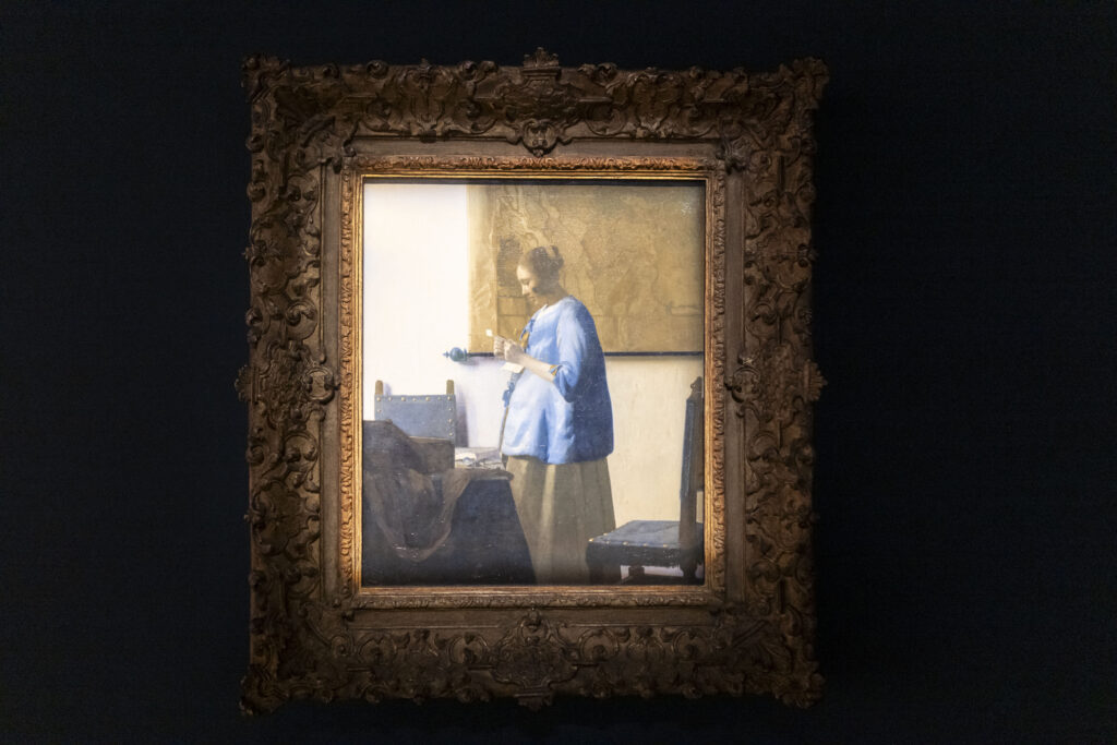 donna in blu che legge una lettera